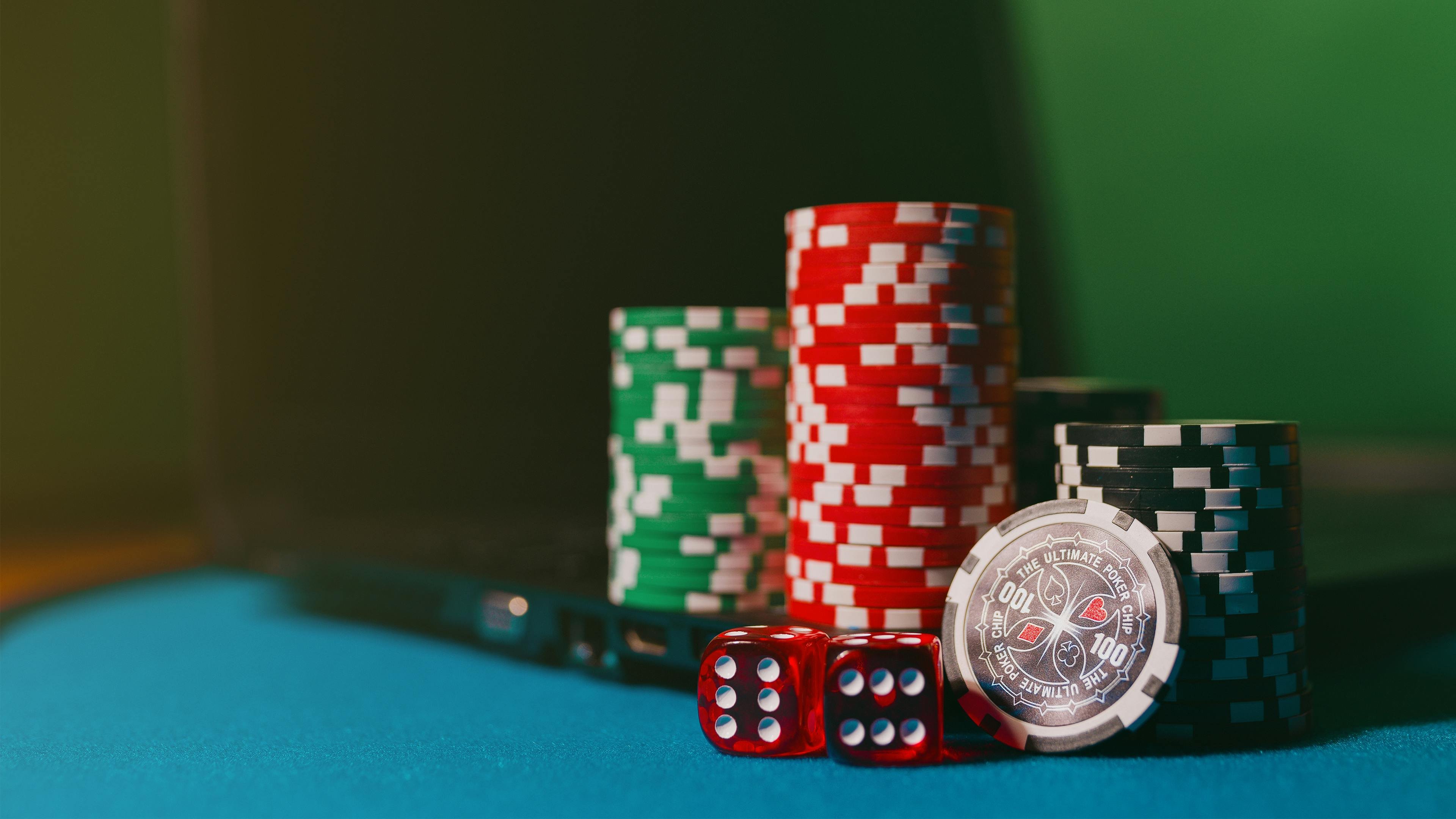 Người chơi đang theo dõi thẻ Bingo trực tuyến trên ứng dụng ee888